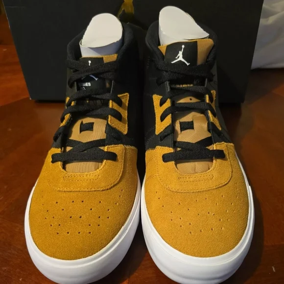 Jordan Men's Black and Tan Sneakers‎